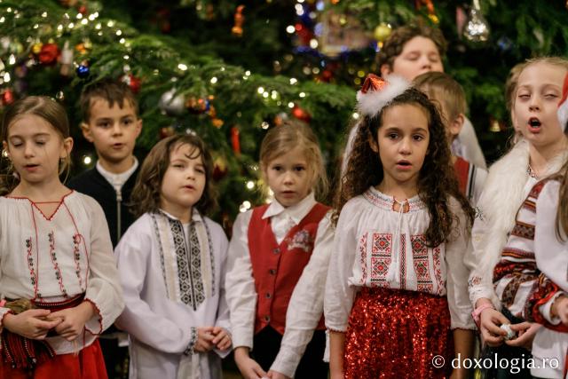 (Foto) Școala Primară „Carol I” din Iași – Colindători la Reședința Mitropolitană 2021