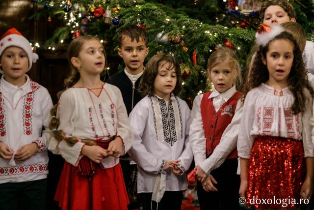 (Foto) Școala Primară „Carol I” din Iași – Colindători la Reședința Mitropolitană 2021