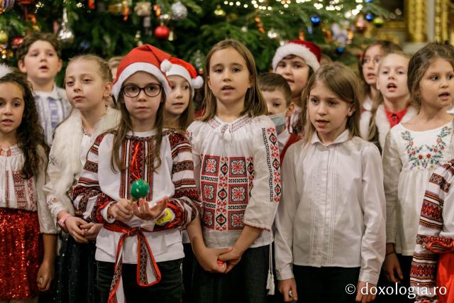 (Foto) Școala Primară „Carol I” din Iași – Colindători la Reședința Mitropolitană 2021