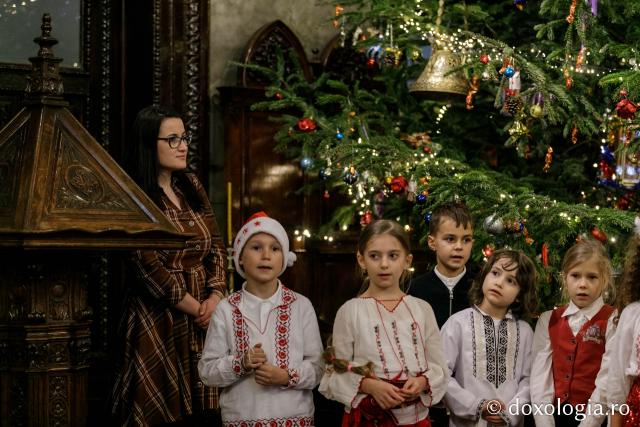 (Foto) Școala Primară „Carol I” din Iași – Colindători la Reședința Mitropolitană 2021