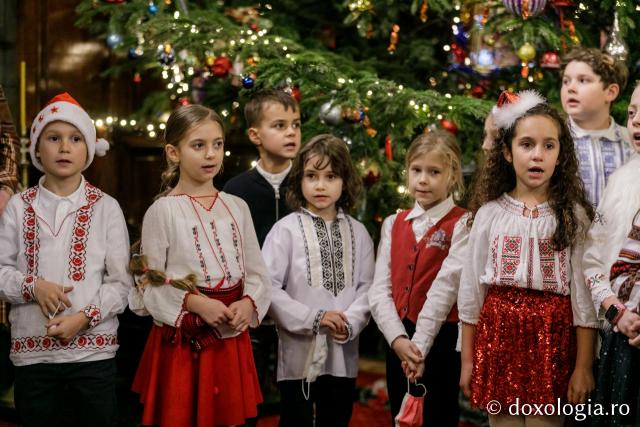 (Foto) Școala Primară „Carol I” din Iași – Colindători la Reședința Mitropolitană 2021