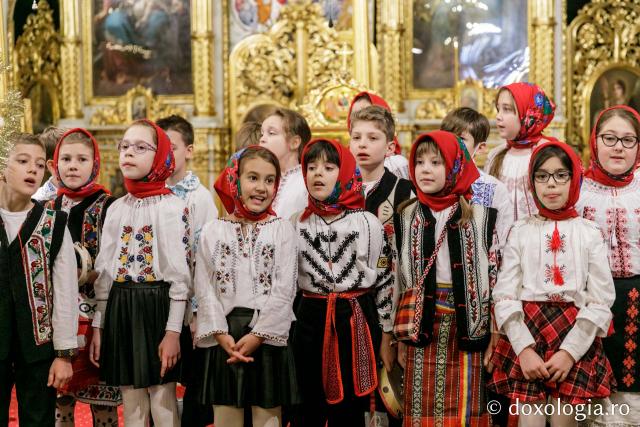 (Foto) Școala Primară „Carol I” din Iași – Colindători la Reședința Mitropolitană 2021