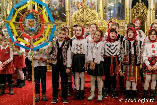 (Foto) Școala Primară „Carol I” din Iași – Colindători la Reședința Mitropolitană 2021
