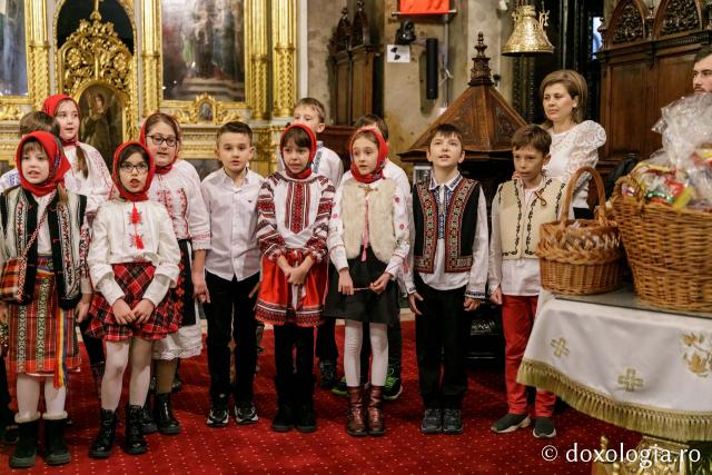 (Foto) Școala Primară „Carol I” din Iași – Colindători la Reședința Mitropolitană 2021