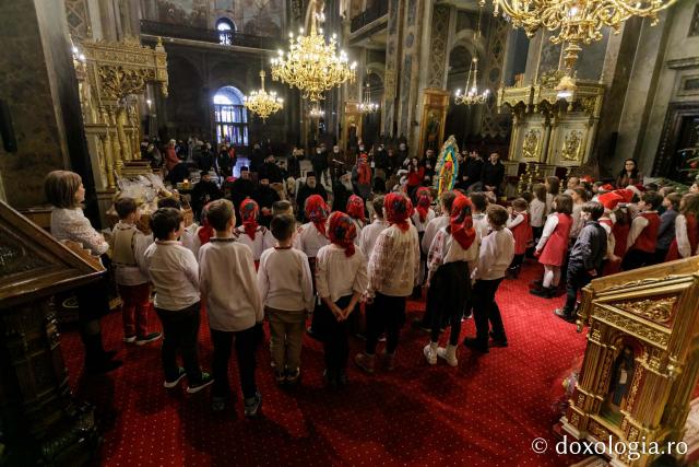 (Foto) Școala Primară „Carol I” din Iași – Colindători la Reședința Mitropolitană 2021