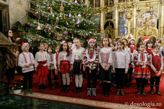 (Foto) Școala Primară „Carol I” din Iași – Colindători la Reședința Mitropolitană 2021