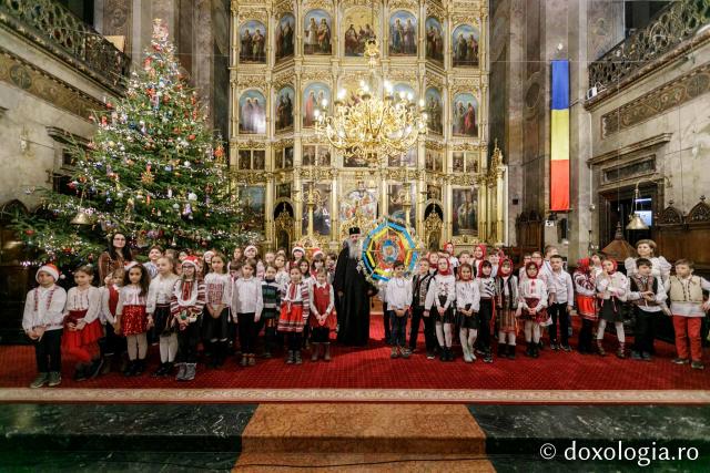 (Foto) Școala Primară „Carol I” din Iași – Colindători la Reședința Mitropolitană 2021