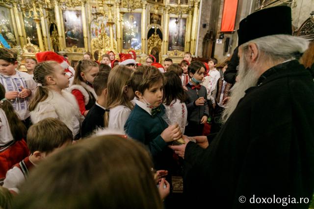 (Foto) Școala Primară „Carol I” din Iași – Colindători la Reședința Mitropolitană 2021