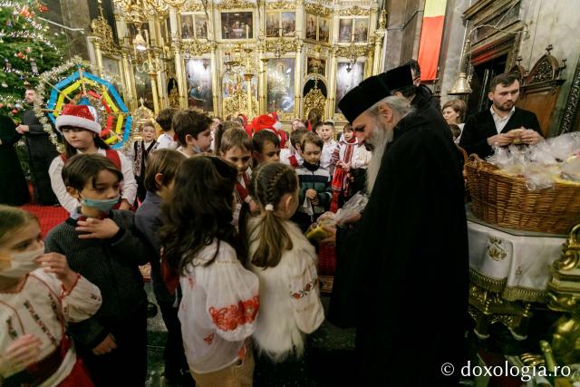 (Foto) Școala Primară „Carol I” din Iași – Colindători la Reședința Mitropolitană 2021