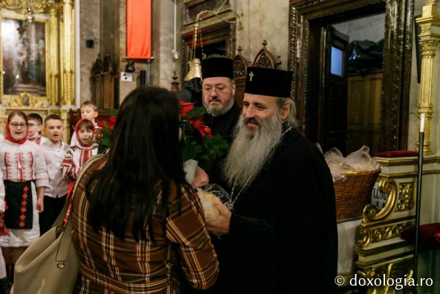 (Foto) Școala Primară „Carol I” din Iași – Colindători la Reședința Mitropolitană 2021