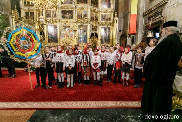 (Foto) Școala Primară „Carol I” din Iași – Colindători la Reședința Mitropolitană 2021