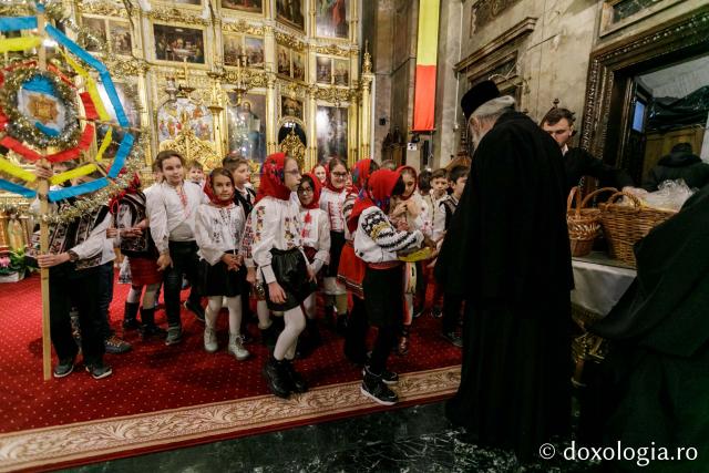 (Foto) Școala Primară „Carol I” din Iași – Colindători la Reședința Mitropolitană 2021