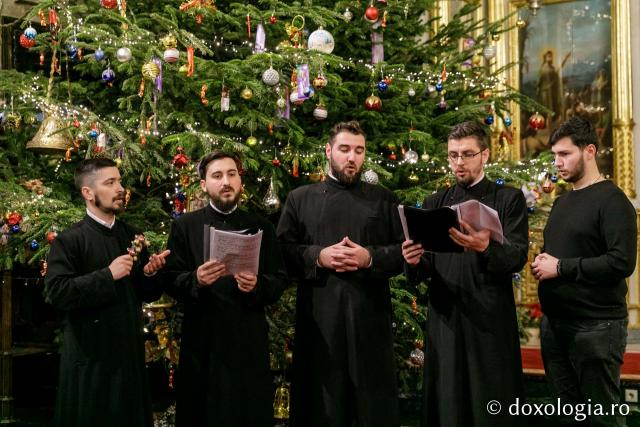 (Foto) Corul clericilor din Medeleni, Basarabia – Colindători la Reședința Mitropolitană 2021