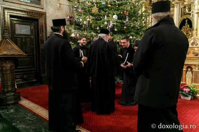 (Foto) Corul clericilor din Medeleni, Basarabia – Colindători la Reședința Mitropolitană 2021