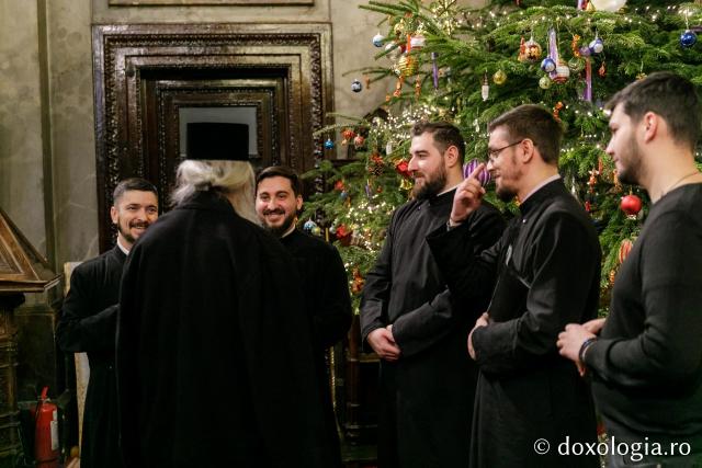(Foto) Corul clericilor din Medeleni, Basarabia – Colindători la Reședința Mitropolitană 2021