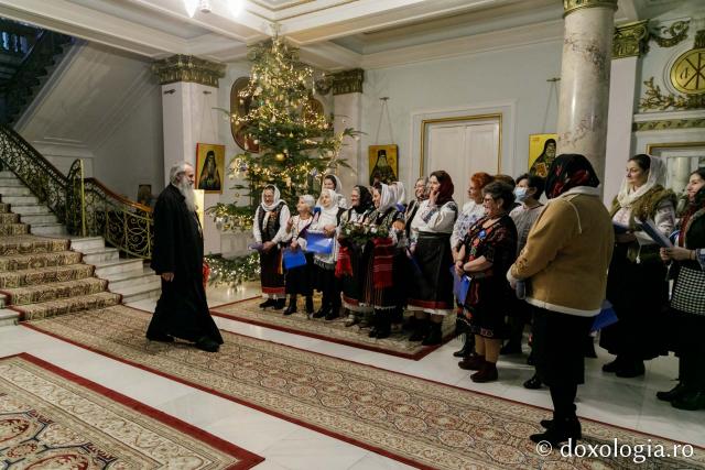 (Foto) Societatea Ortodoxă a Femeilor Române Iași – Colindători la Reședința Mitropolitană 2021