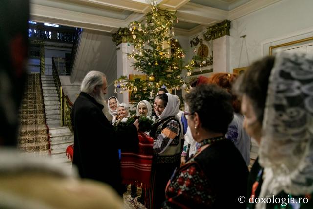 (Foto) Societatea Ortodoxă a Femeilor Române Iași – Colindători la Reședința Mitropolitană 2021