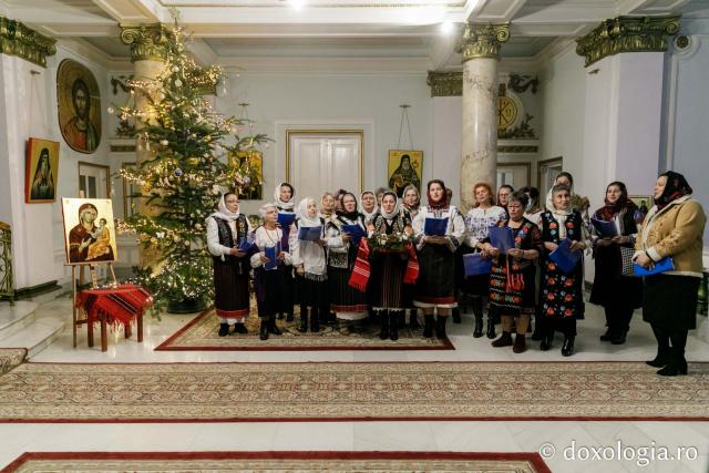 (Foto) Societatea Ortodoxă a Femeilor Române Iași – Colindători la Reședința Mitropolitană 2021