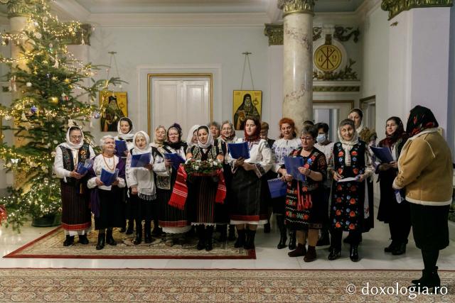 (Foto) Societatea Ortodoxă a Femeilor Române Iași – Colindători la Reședința Mitropolitană 2021