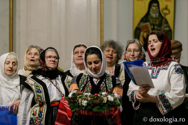 (Foto) Societatea Ortodoxă a Femeilor Române Iași – Colindători la Reședința Mitropolitană 2021