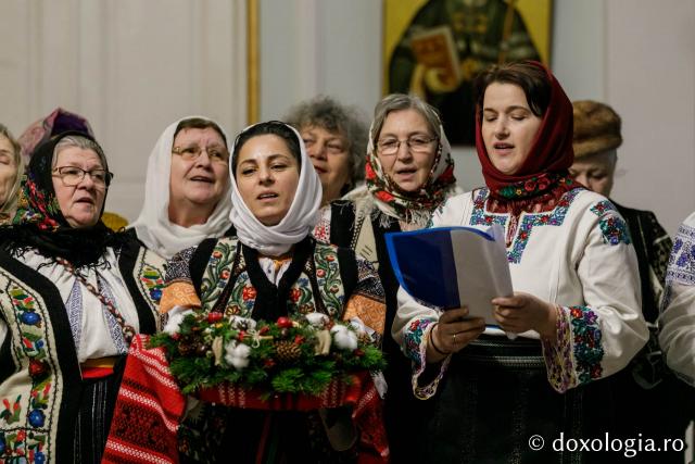 (Foto) Societatea Ortodoxă a Femeilor Române Iași – Colindători la Reședința Mitropolitană 2021