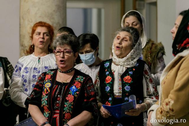 (Foto) Societatea Ortodoxă a Femeilor Române Iași – Colindători la Reședința Mitropolitană 2021