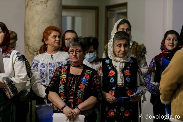 (Foto) Societatea Ortodoxă a Femeilor Române Iași – Colindători la Reședința Mitropolitană 2021