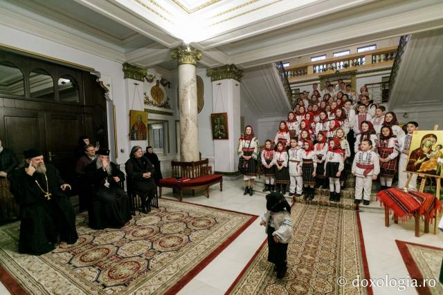 (Foto) Parohia Feredeni – Colindători la Reședința Mitropolitană 2021