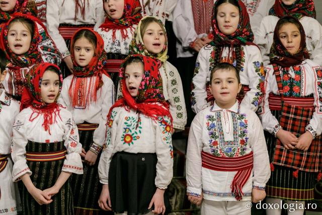 (Foto) Parohia Feredeni – Colindători la Reședința Mitropolitană 2021