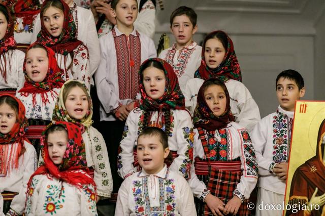 (Foto) Parohia Feredeni – Colindători la Reședința Mitropolitană 2021