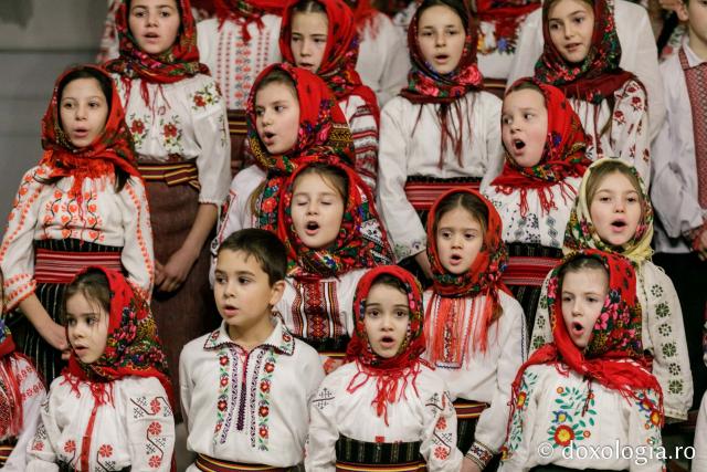 (Foto) Parohia Feredeni – Colindători la Reședința Mitropolitană 2021