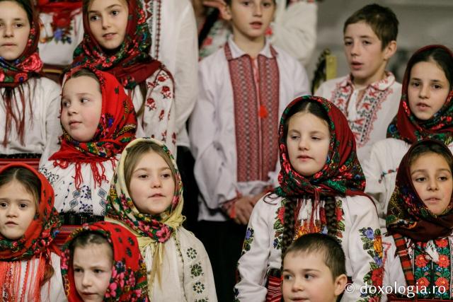 (Foto) Parohia Feredeni – Colindători la Reședința Mitropolitană 2021
