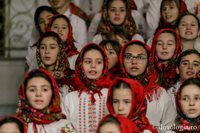 (Foto) Parohia Feredeni – Colindători la Reședința Mitropolitană 2021