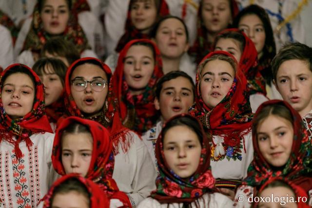 (Foto) Parohia Feredeni – Colindători la Reședința Mitropolitană 2021