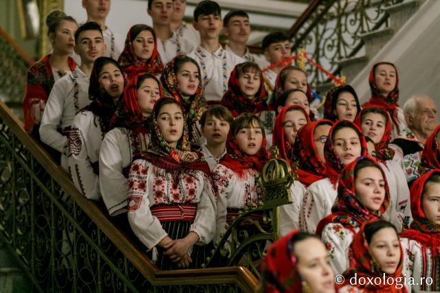 (Foto) Parohia Feredeni – Colindători la Reședința Mitropolitană 2021