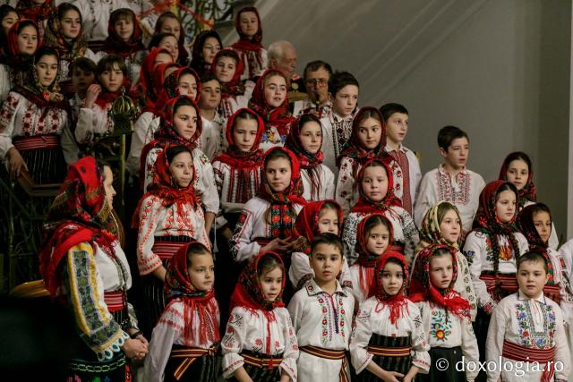 (Foto) Parohia Feredeni – Colindători la Reședința Mitropolitană 2021