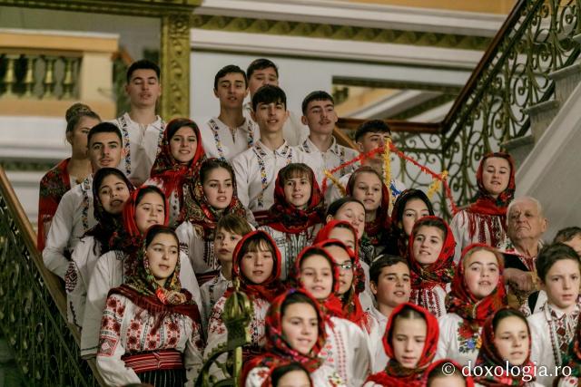 (Foto) Parohia Feredeni – Colindători la Reședința Mitropolitană 2021