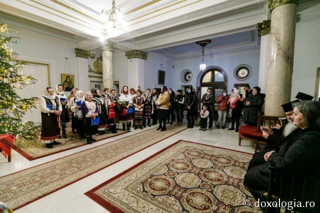 (Foto) Societatea Ortodoxă a Femeilor Române Iași – Colindători la Reședința Mitropolitană 2021