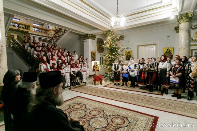 (Foto) Societatea Ortodoxă a Femeilor Române Iași – Colindători la Reședința Mitropolitană 2021
