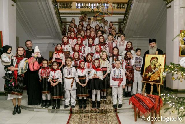 (Foto) Parohia Feredeni – Colindători la Reședința Mitropolitană 2021