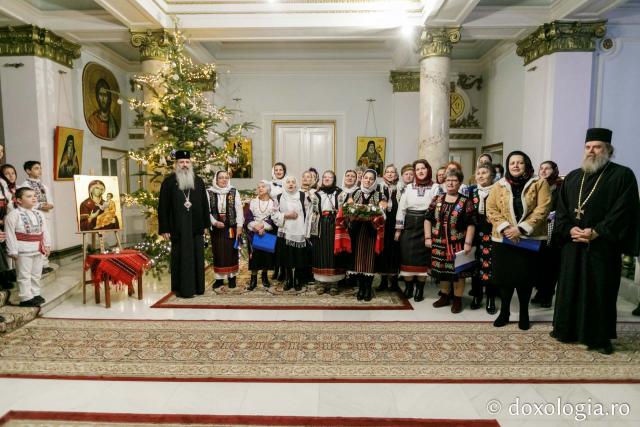 (Foto) Societatea Ortodoxă a Femeilor Române Iași – Colindători la Reședința Mitropolitană 2021
