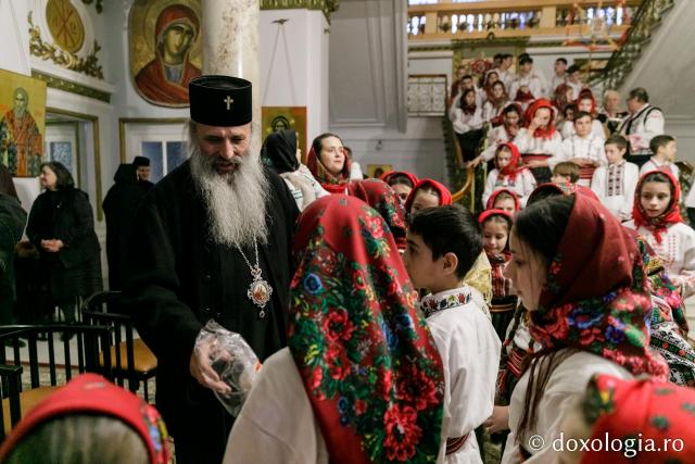 (Foto) Parohia Feredeni – Colindători la Reședința Mitropolitană 2021