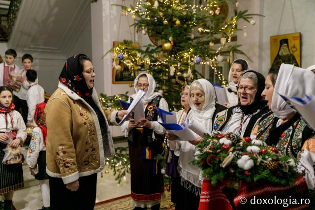 (Foto) Societatea Ortodoxă a Femeilor Române Iași – Colindători la Reședința Mitropolitană 2021