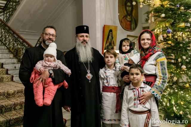 (Foto) Parohia Feredeni – Colindători la Reședința Mitropolitană 2021