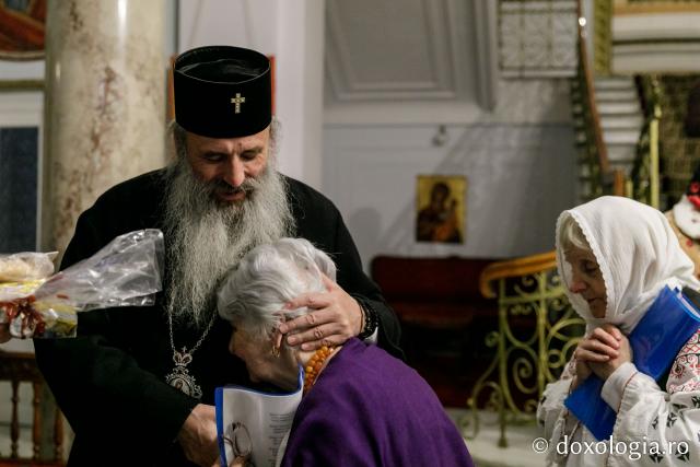 (Foto) Societatea Ortodoxă a Femeilor Române Iași – Colindători la Reședința Mitropolitană 2021