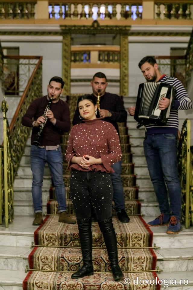 (Foto) Grup vocal-instrumental – Colindători la Reședința Mitropolitană 2021