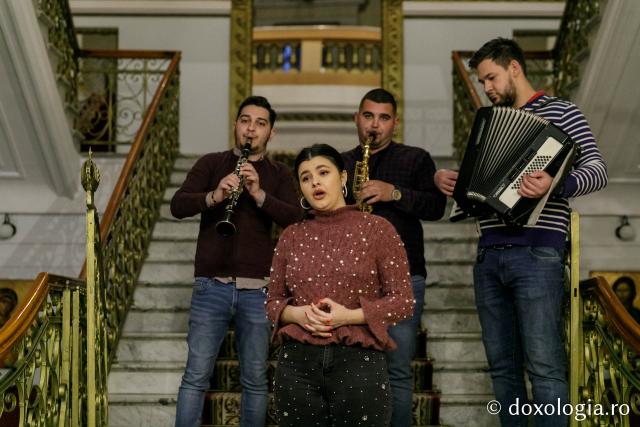 (Foto) Grup vocal-instrumental – Colindători la Reședința Mitropolitană 2021