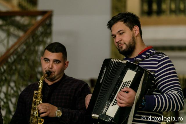 (Foto) Grup vocal-instrumental – Colindători la Reședința Mitropolitană 2021