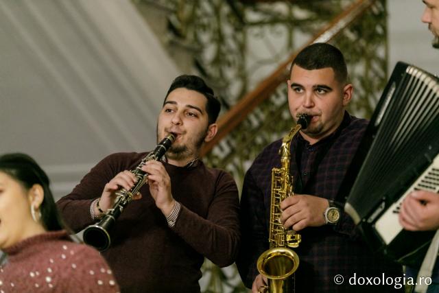 (Foto) Grup vocal-instrumental – Colindători la Reședința Mitropolitană 2021