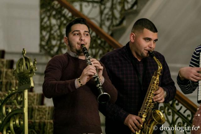 (Foto) Grup vocal-instrumental – Colindători la Reședința Mitropolitană 2021